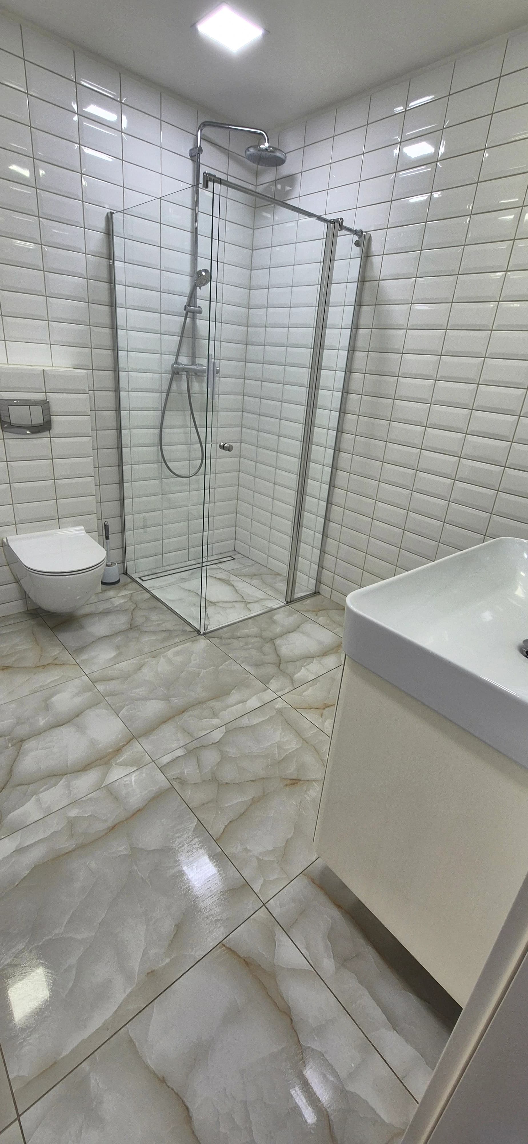 Deep apartment cleaning after renovation