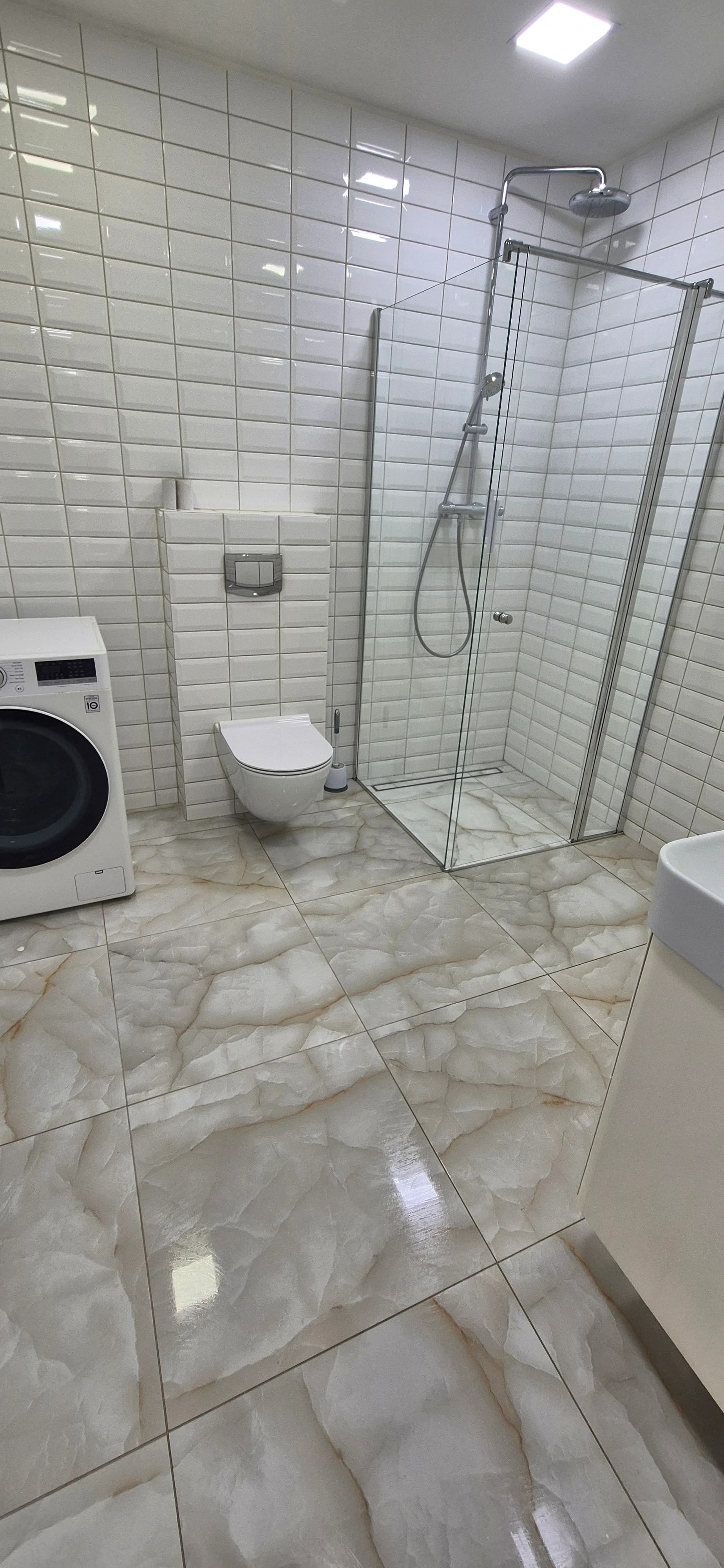 Deep apartment cleaning after renovation