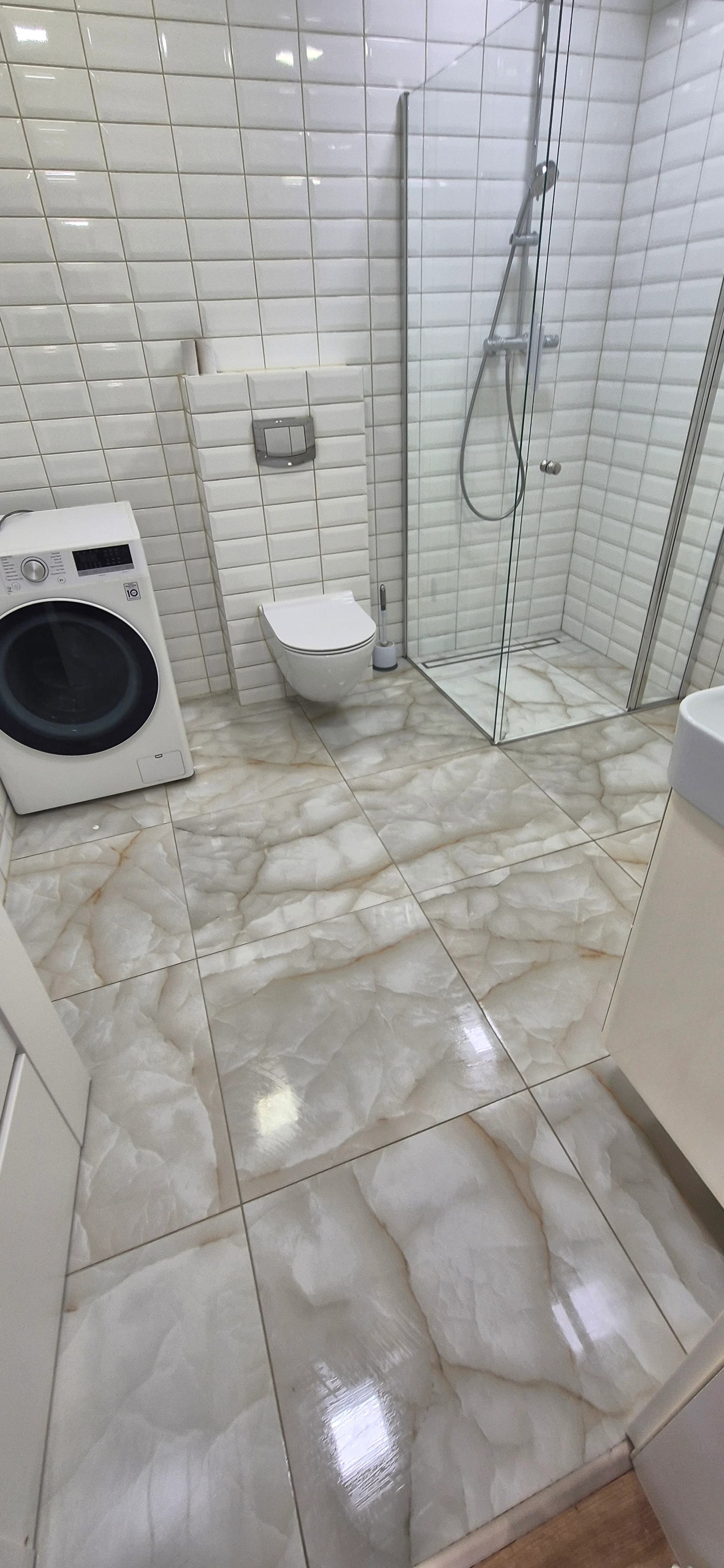 Deep apartment cleaning after renovation