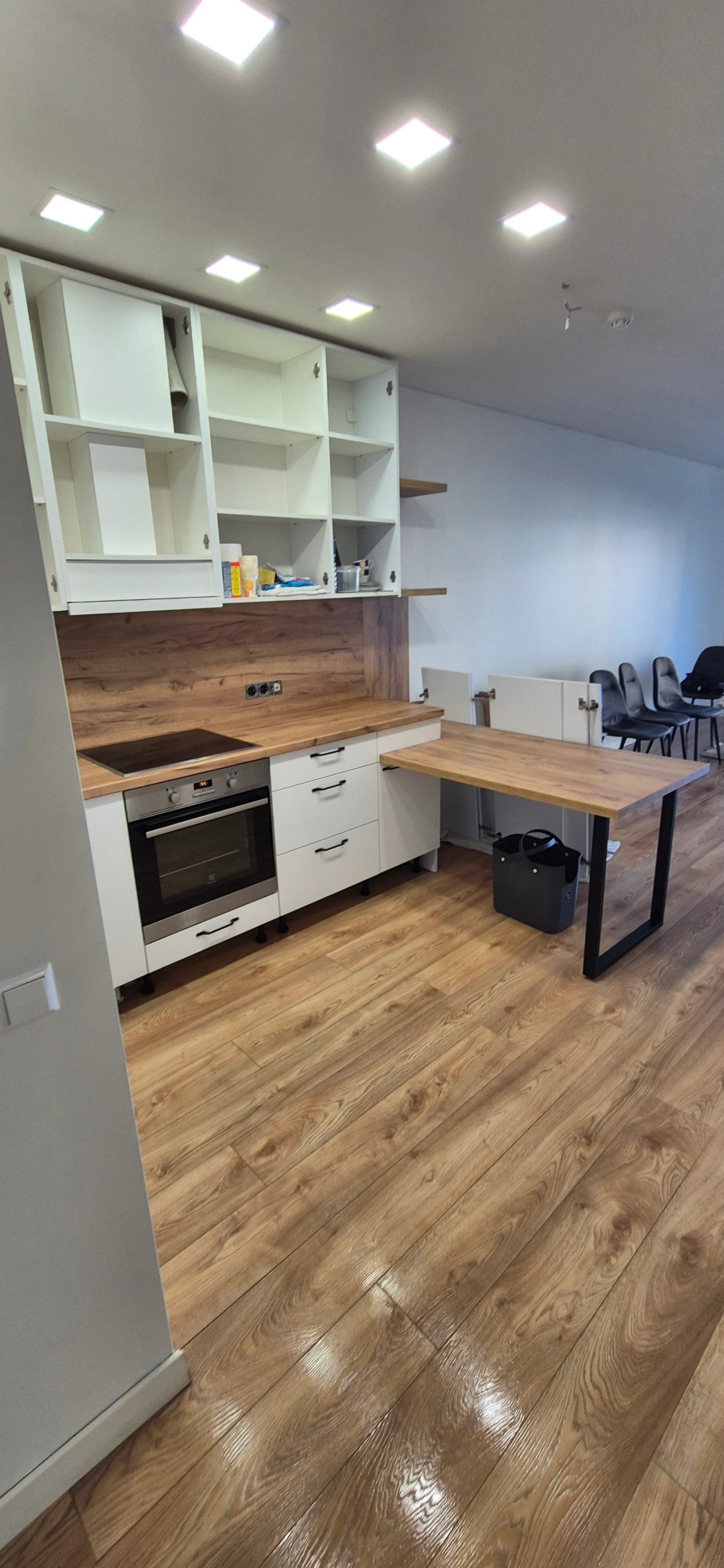 Deep apartment cleaning after renovation