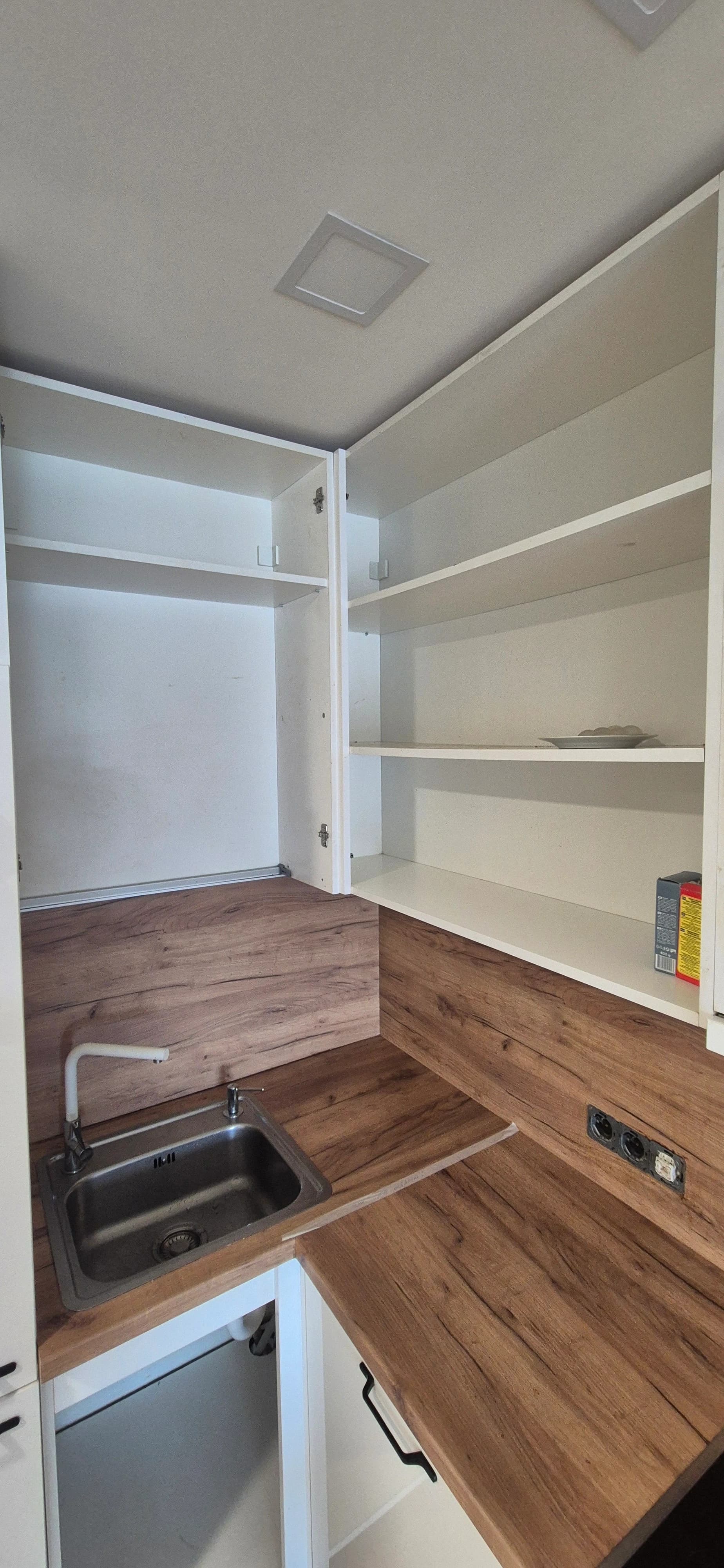 Deep apartment cleaning after renovation