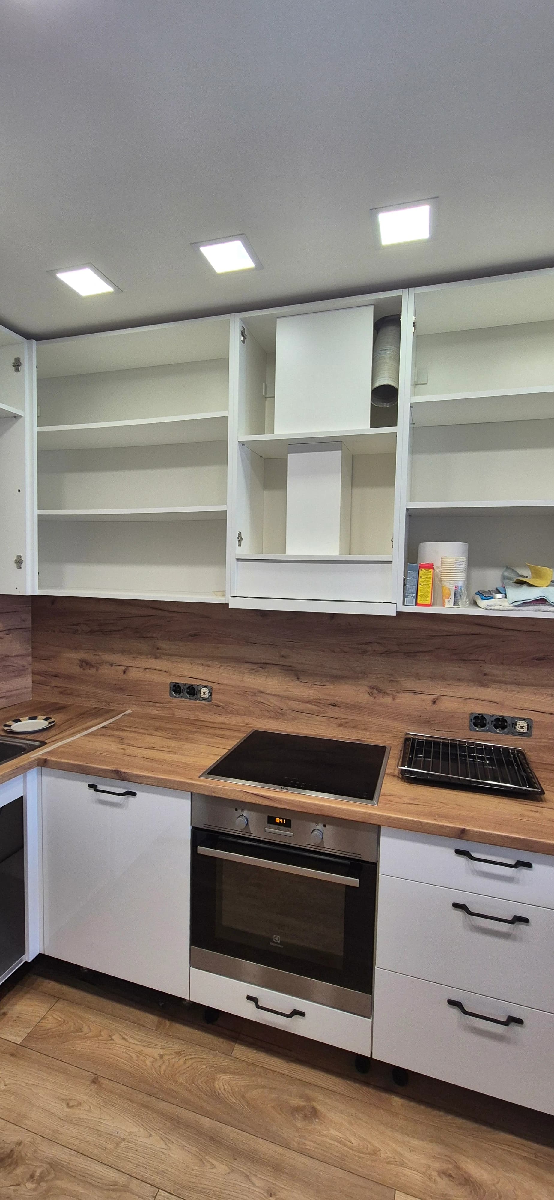 Deep apartment cleaning after renovation