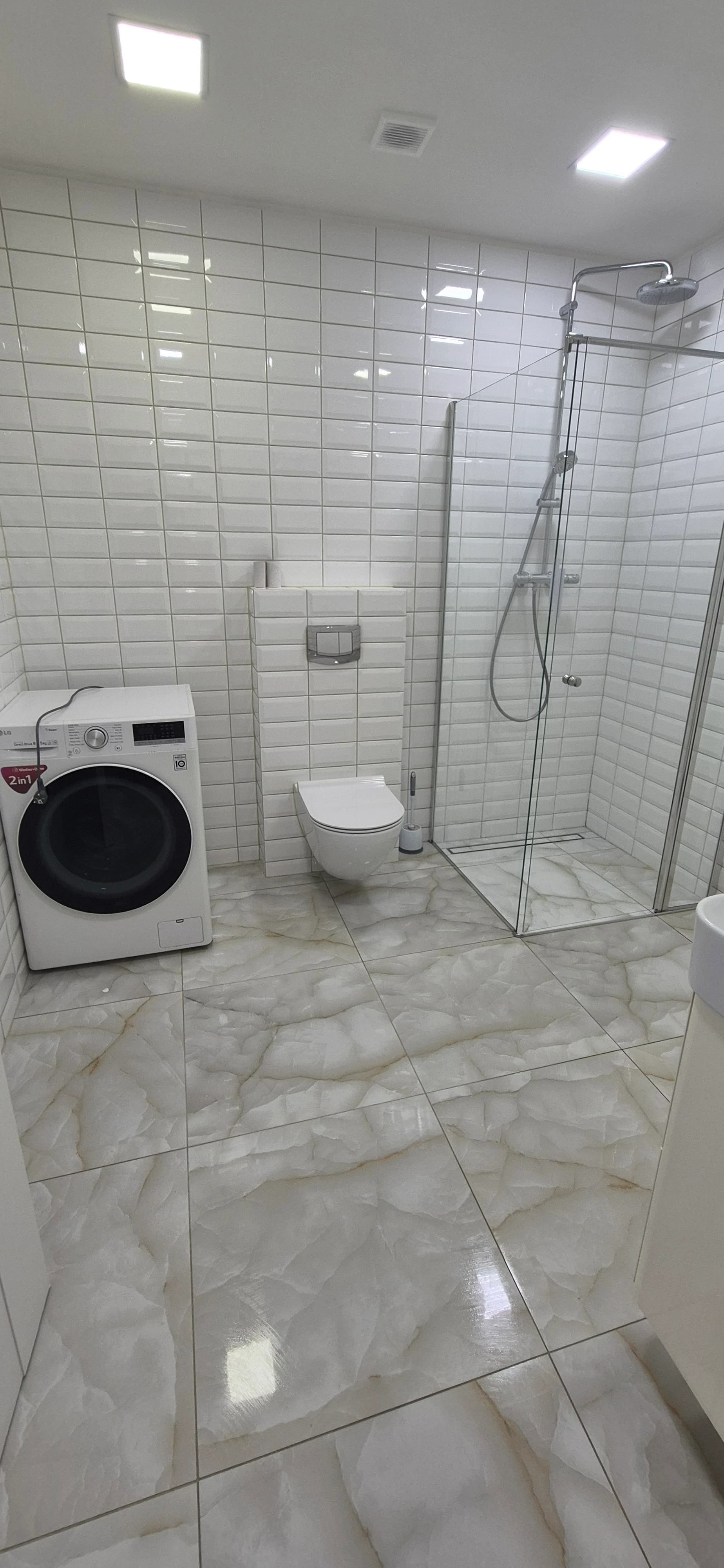Deep apartment cleaning after renovation