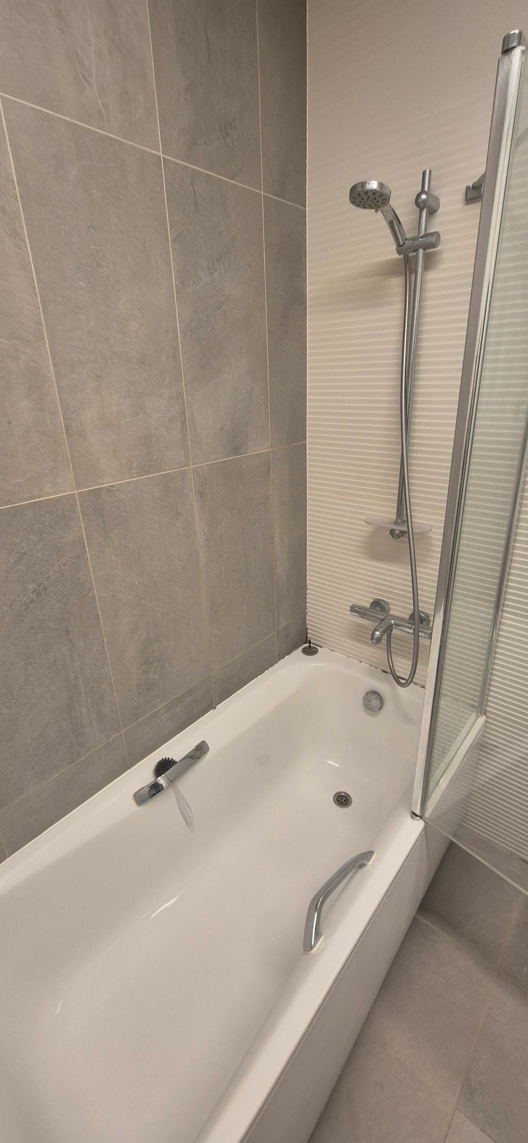 Deep cleaning of a luxury apartment