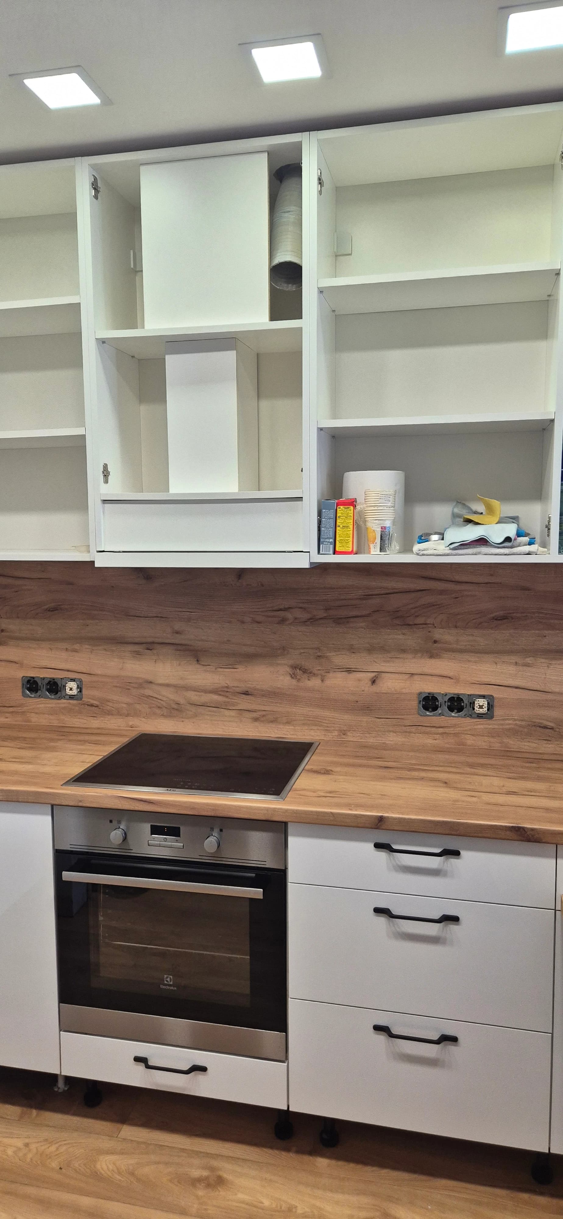 Deep apartment cleaning after renovation