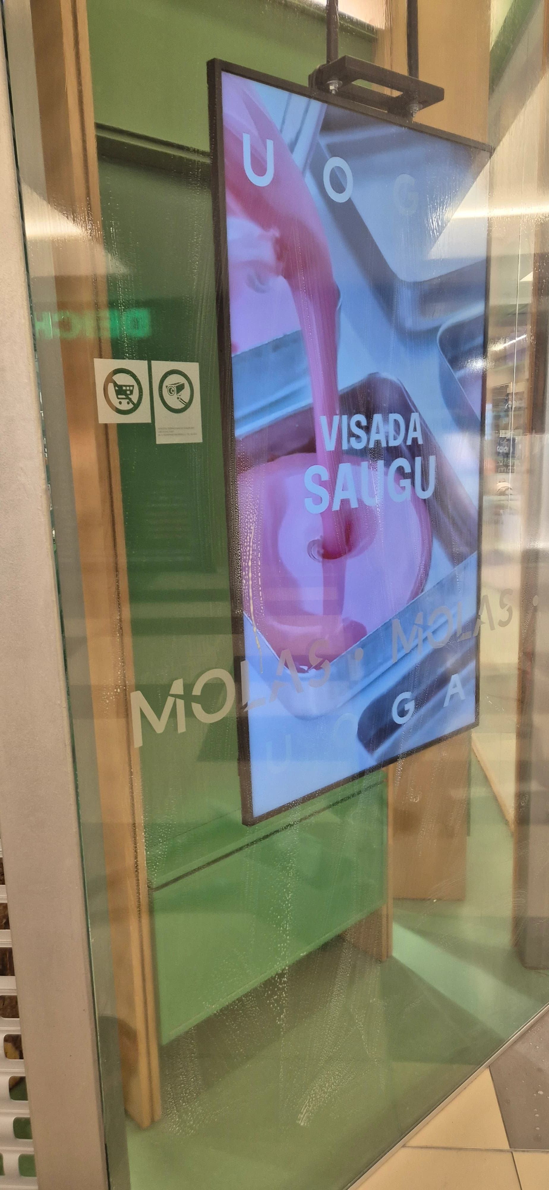 Prekybos salono vitrinų valymas