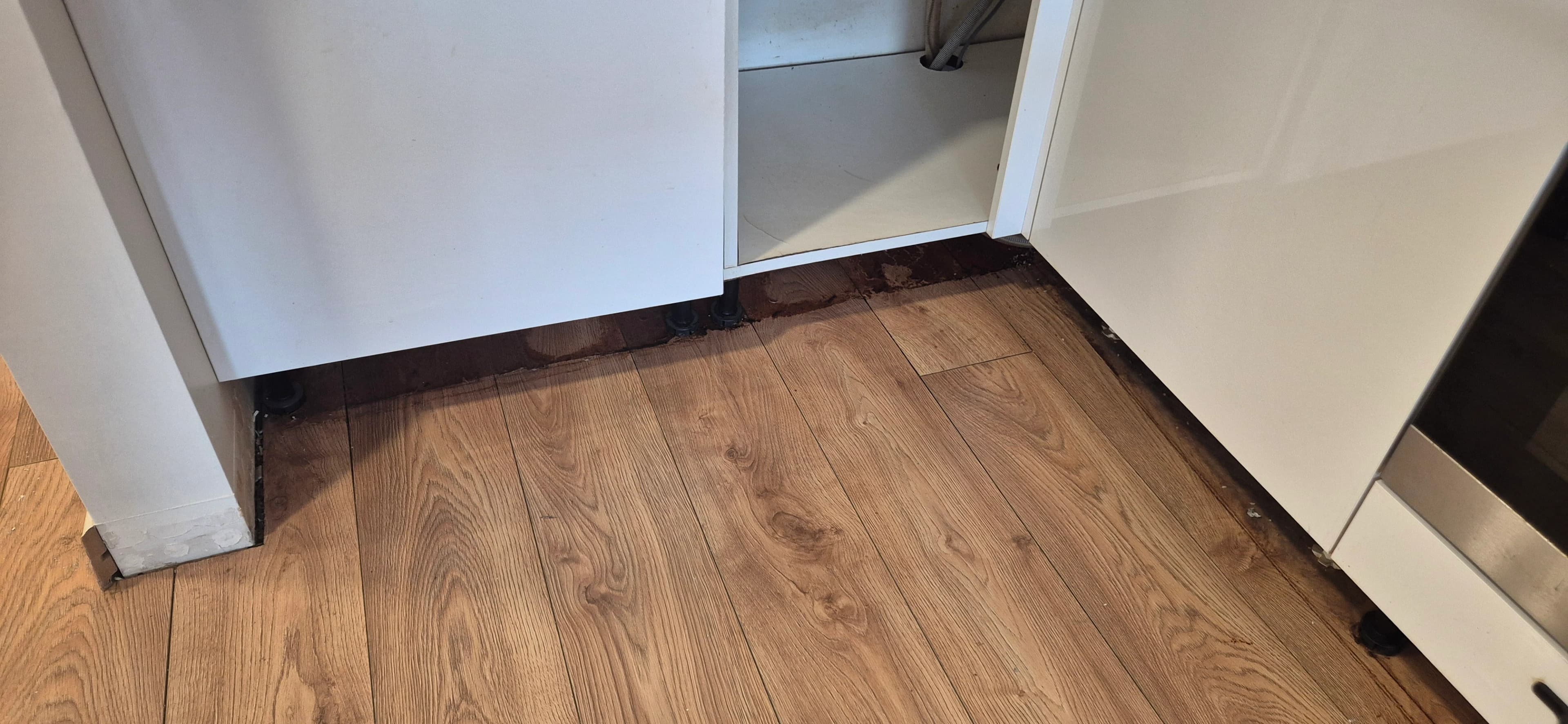 Deep apartment cleaning after renovation