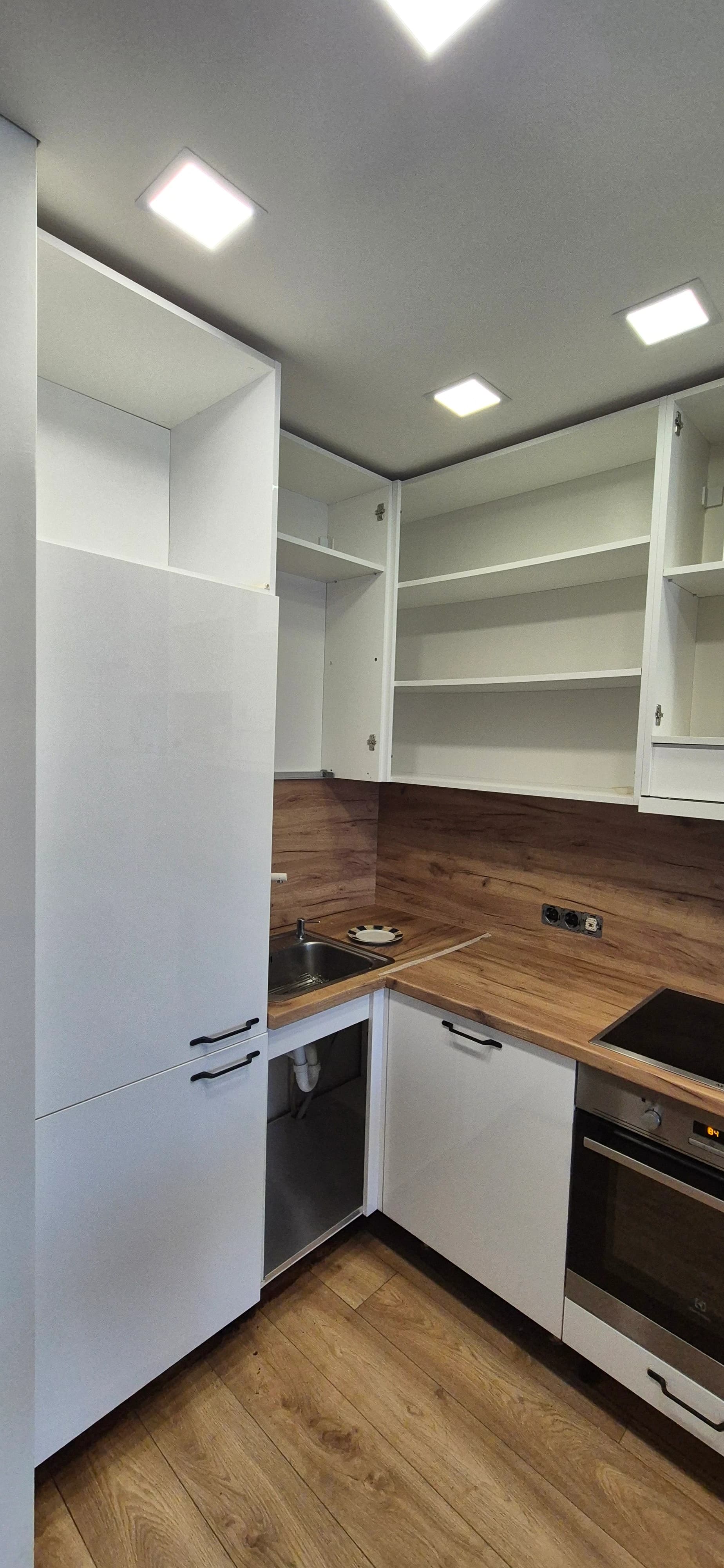 Deep apartment cleaning after renovation