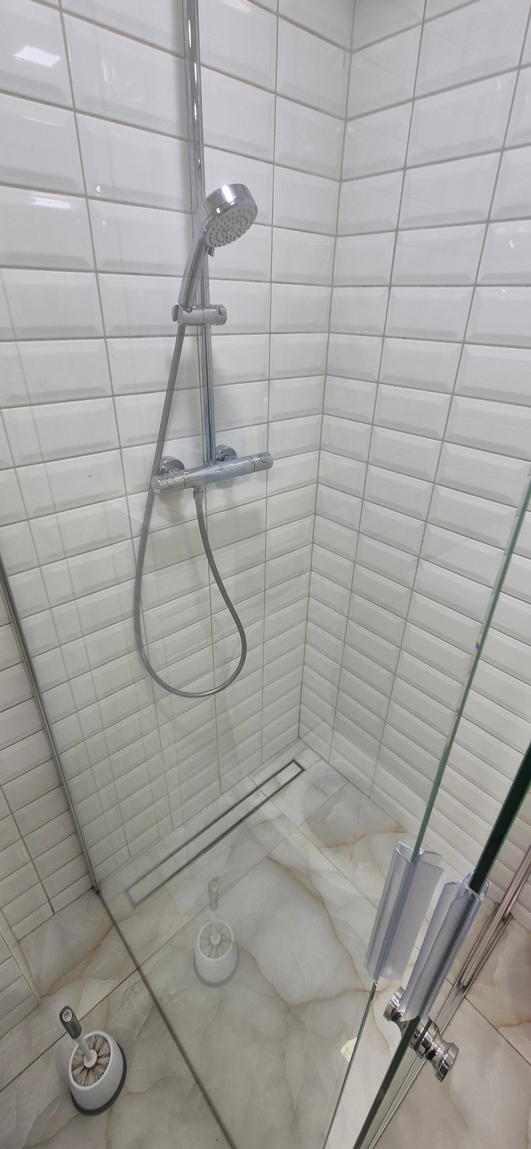Deep apartment cleaning after renovation