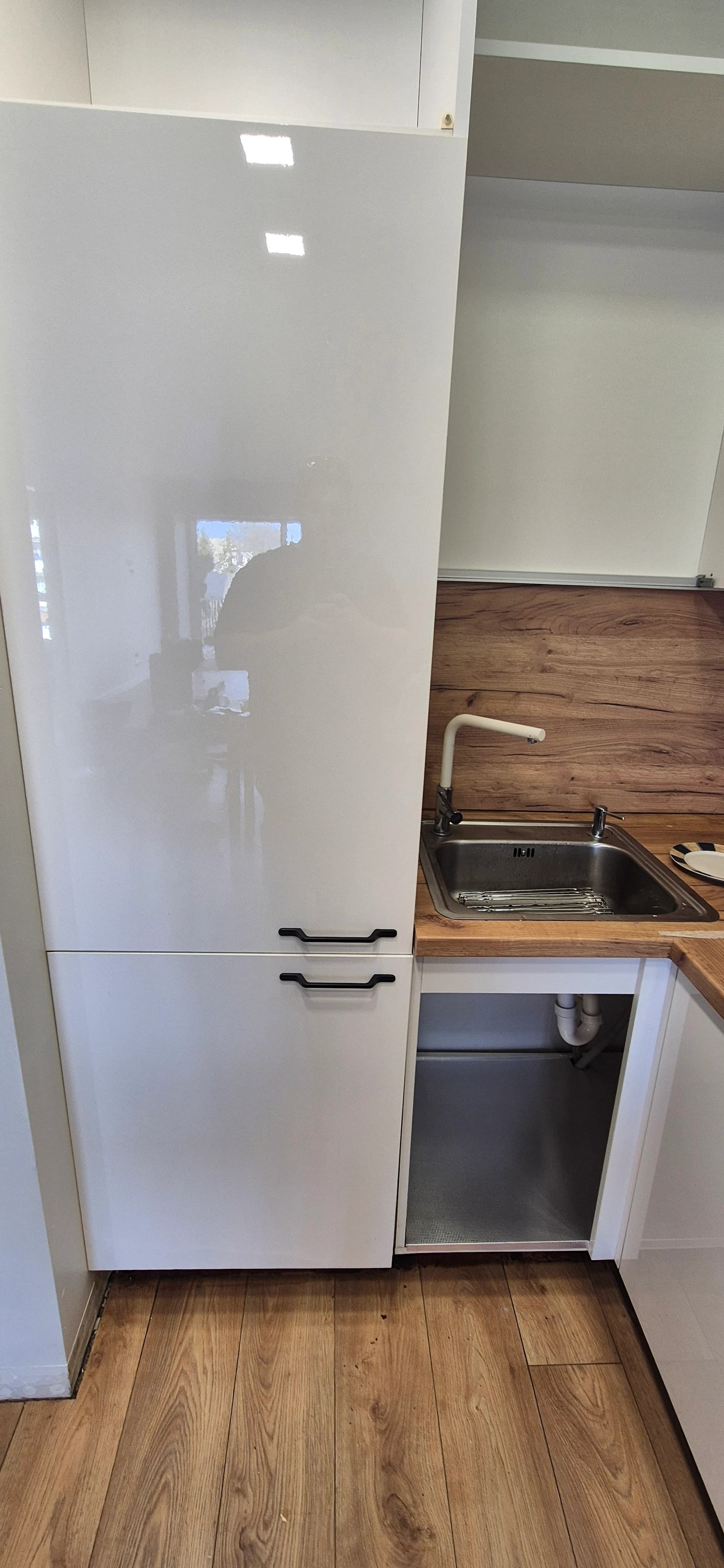 Deep apartment cleaning after renovation