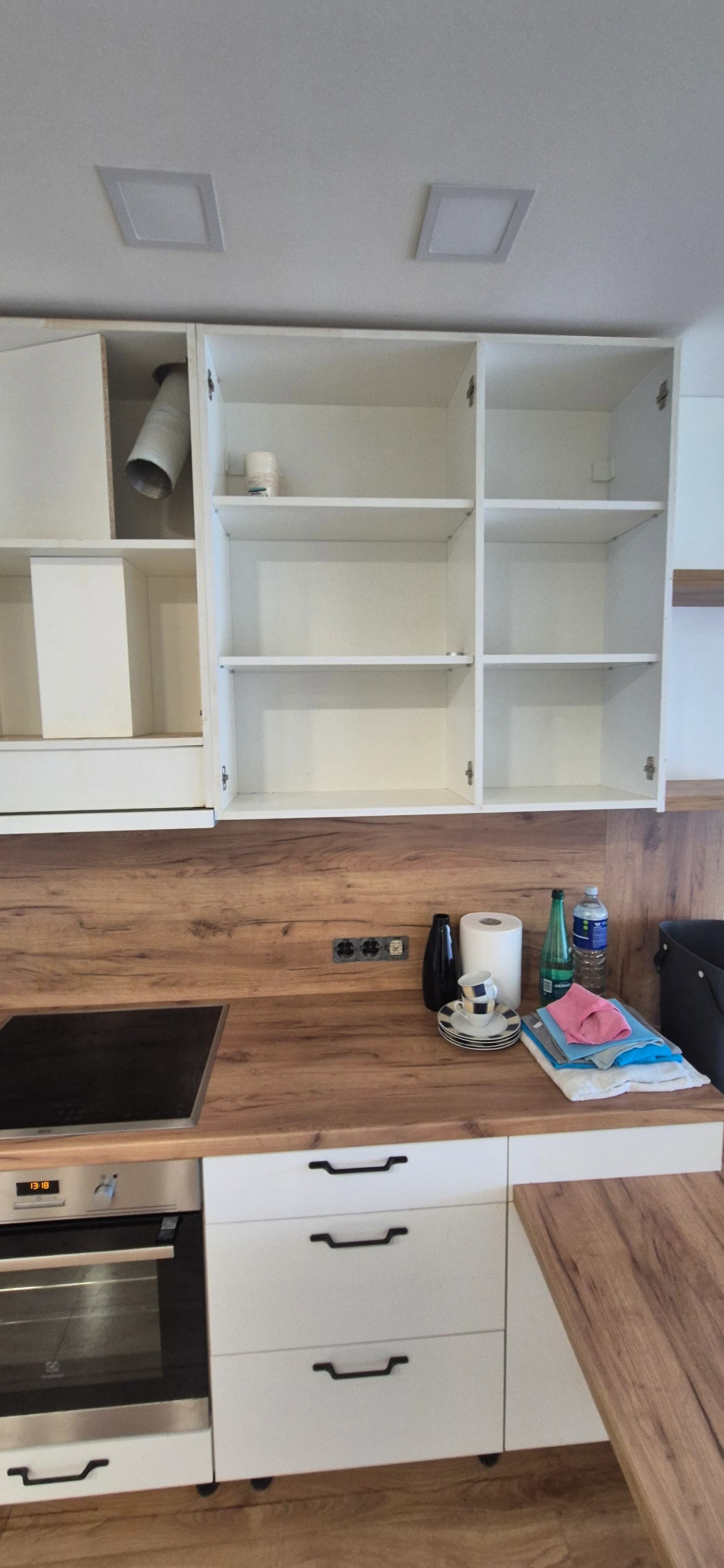 Deep apartment cleaning after renovation