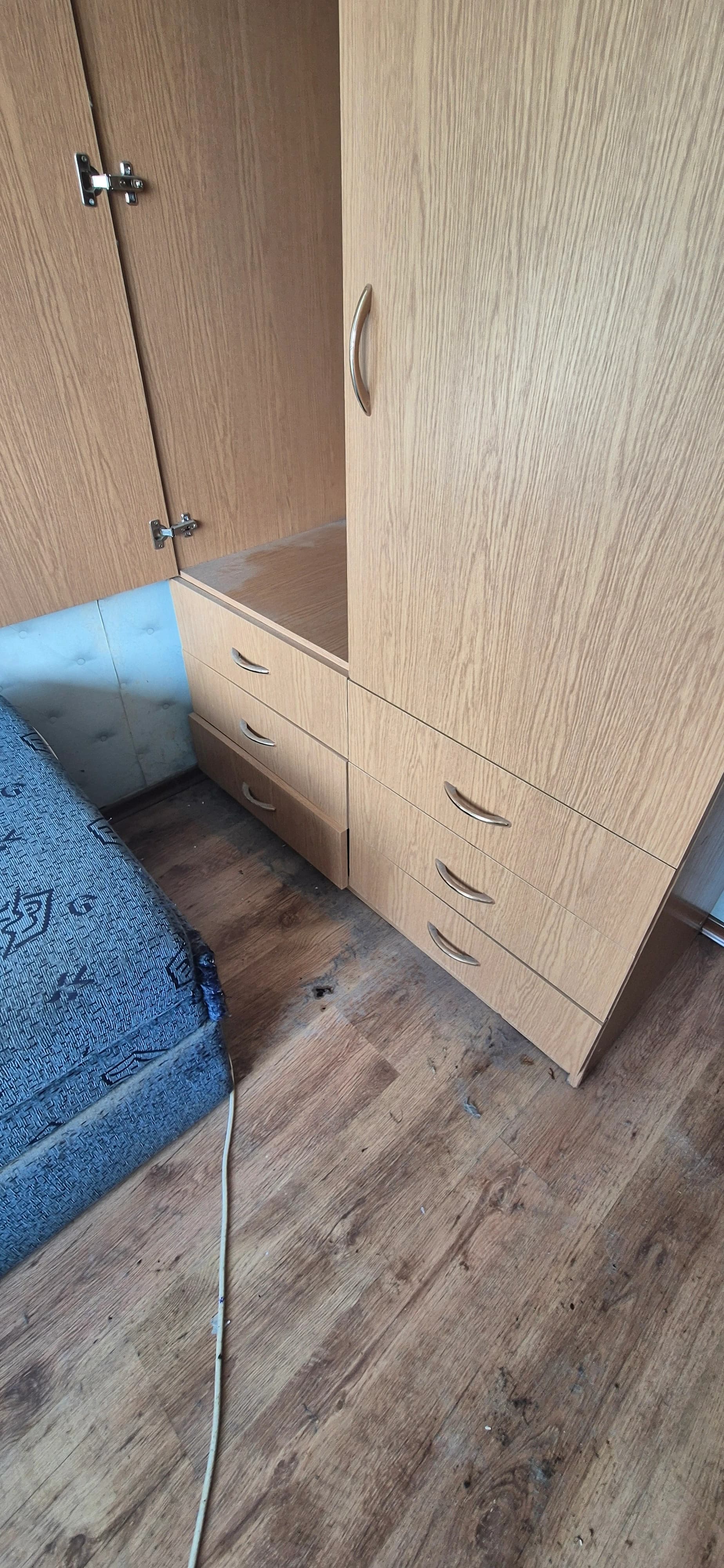 Buto kraustymosi valymas su baldais