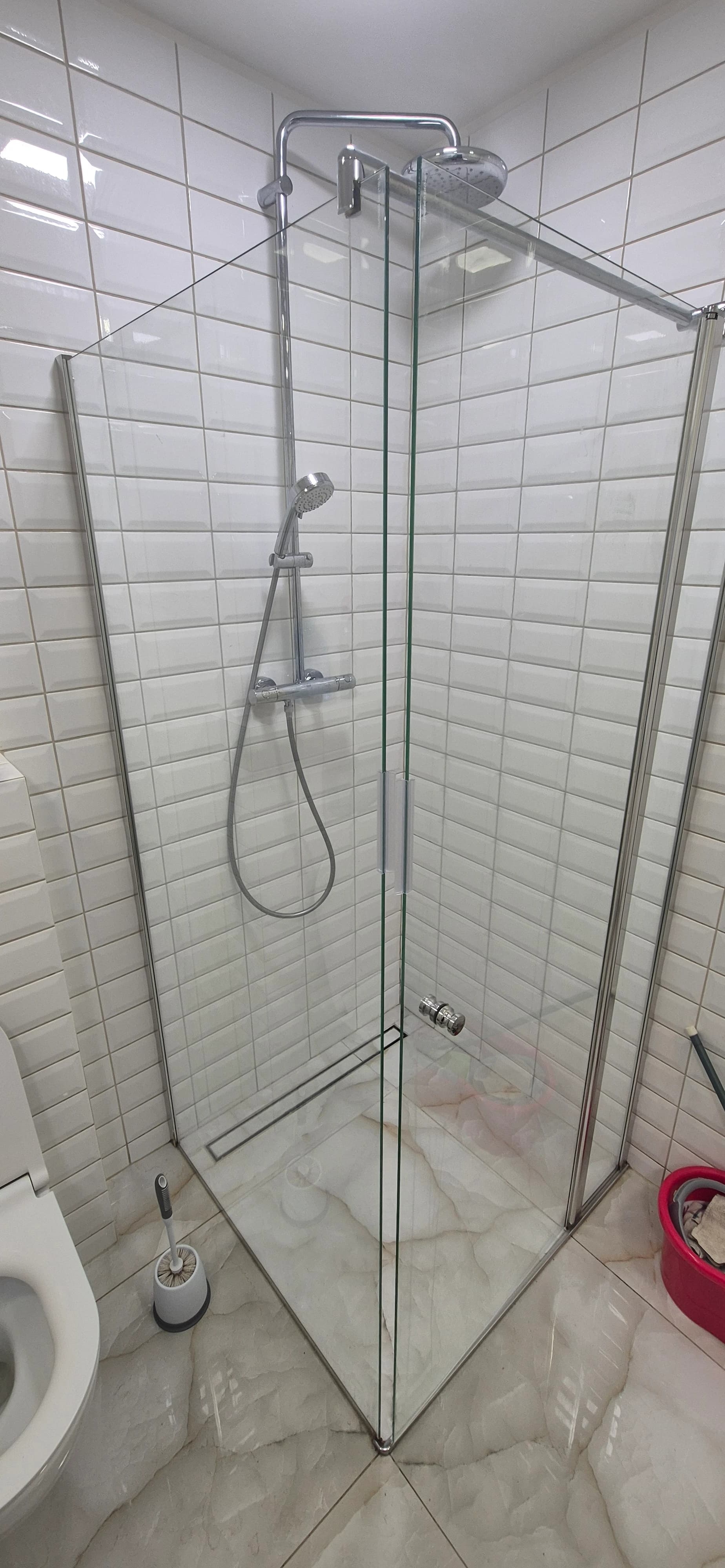 Deep apartment cleaning after renovation