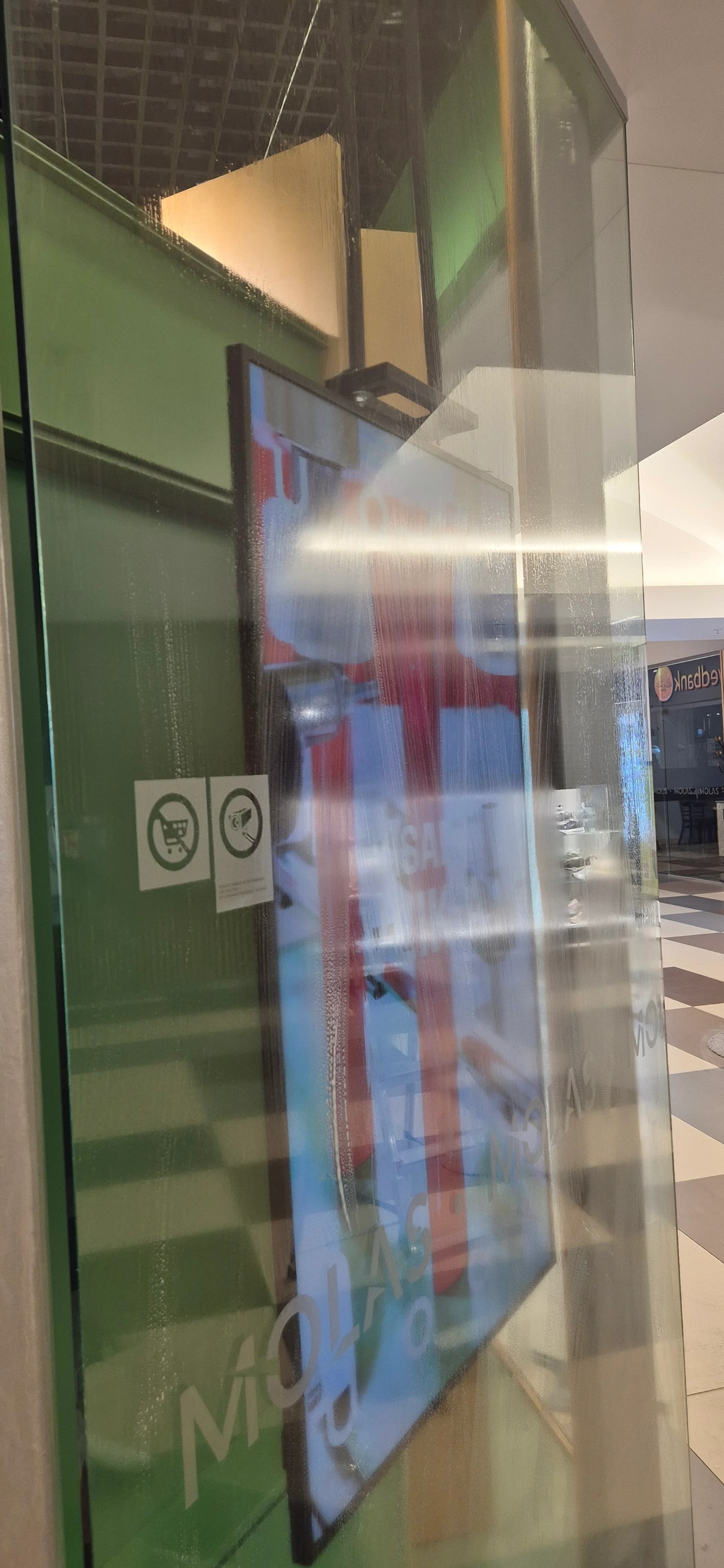 Prekybos salono vitrinų valymas