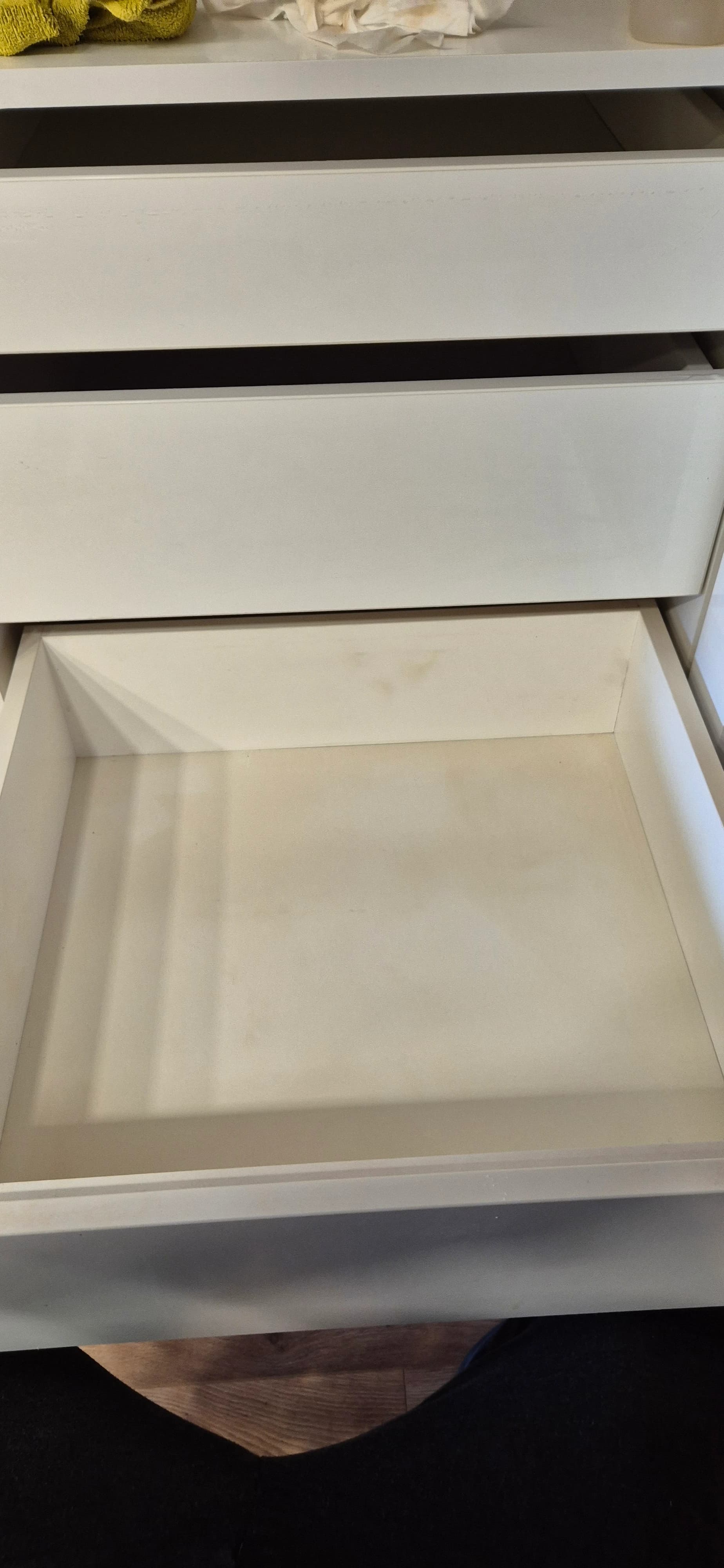 Deep apartment cleaning after renovation