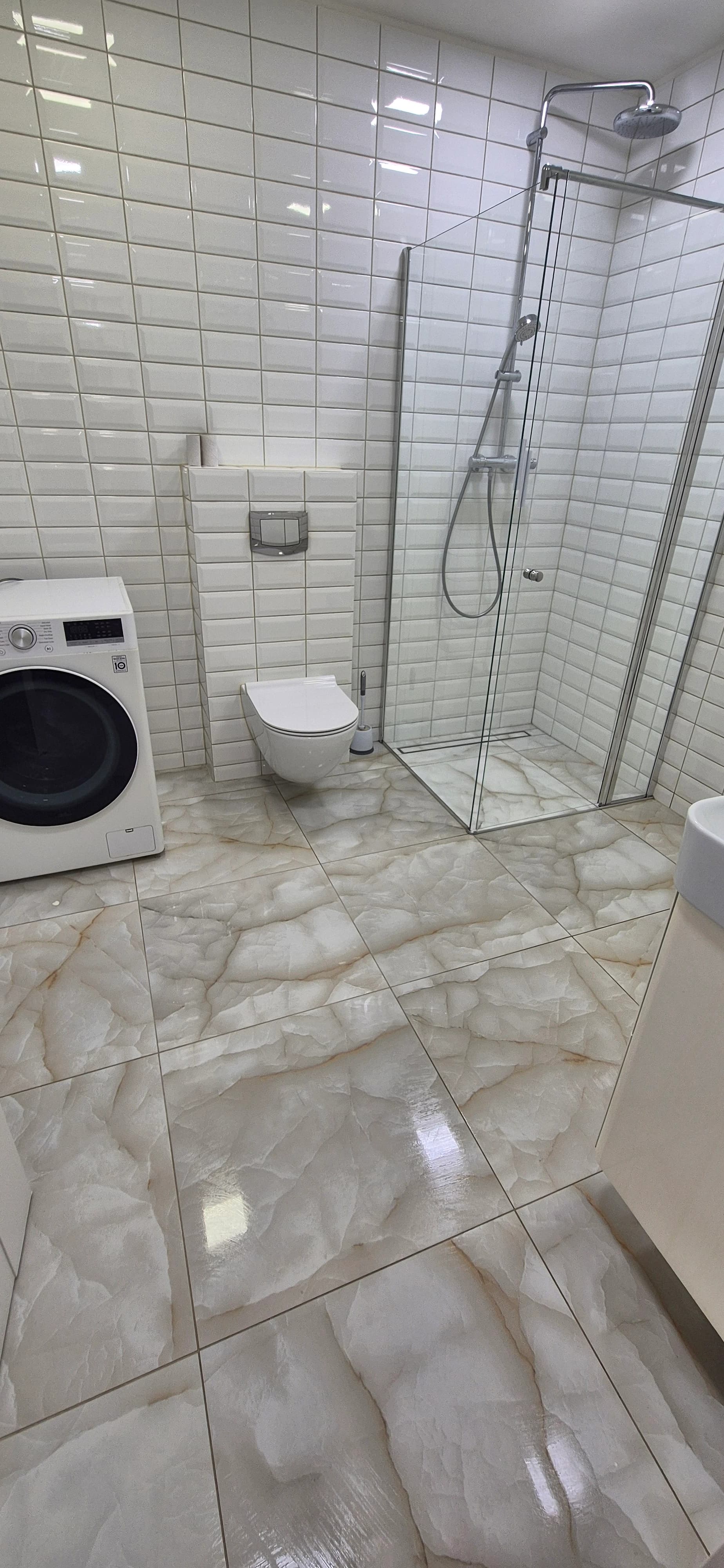Deep apartment cleaning after renovation