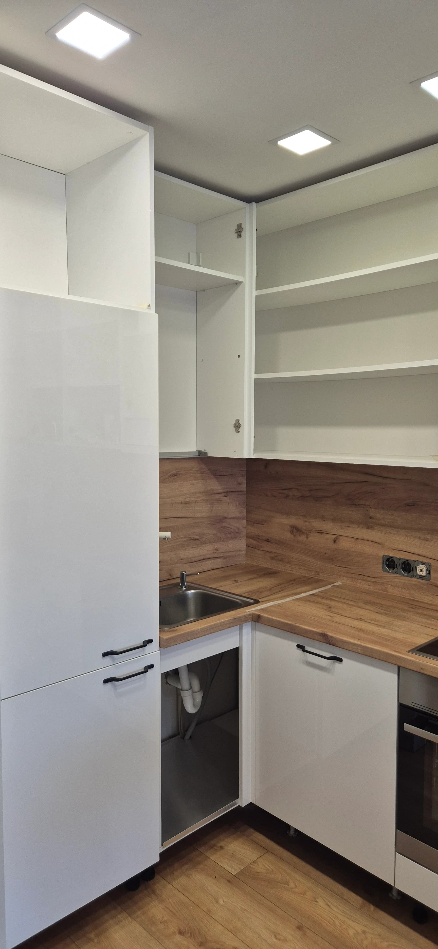 Deep apartment cleaning after renovation