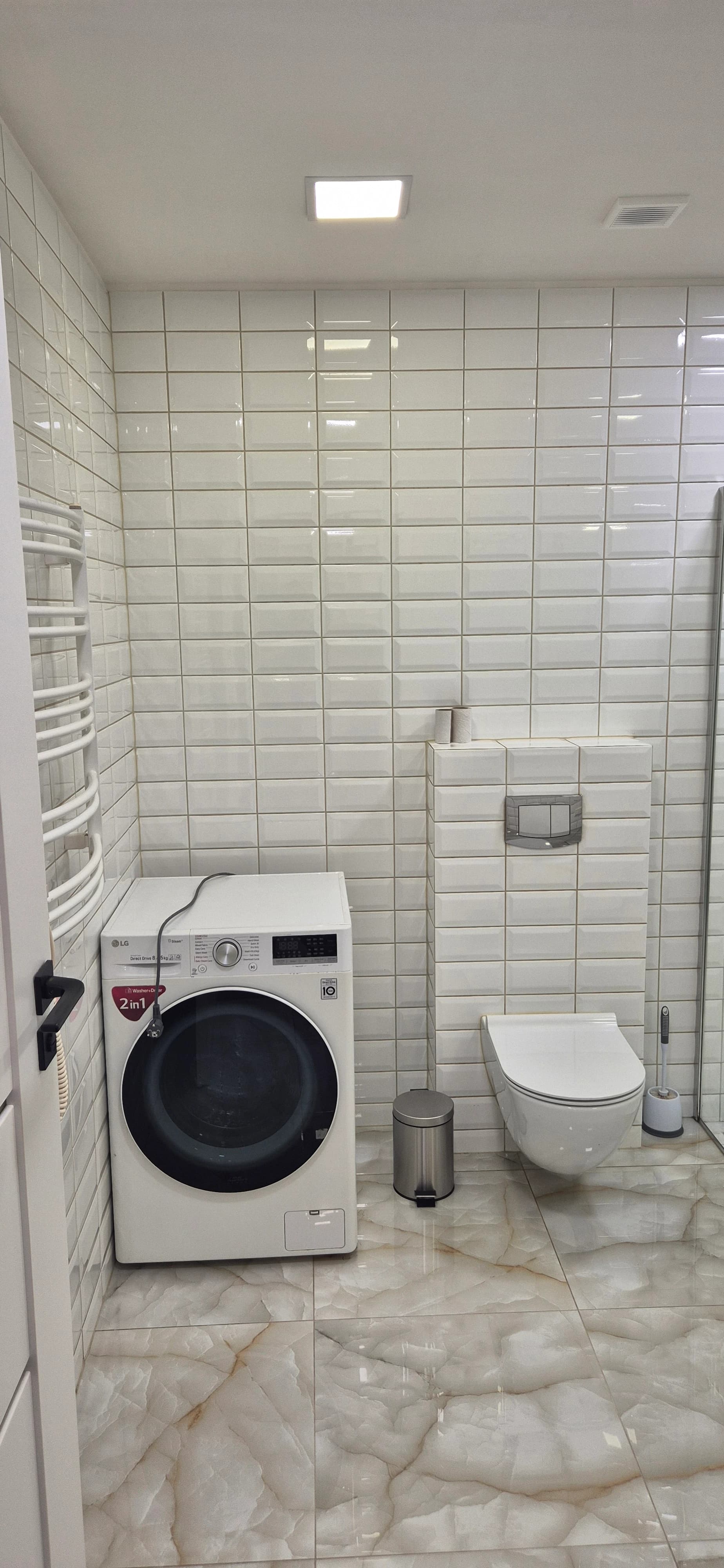 Deep apartment cleaning after renovation