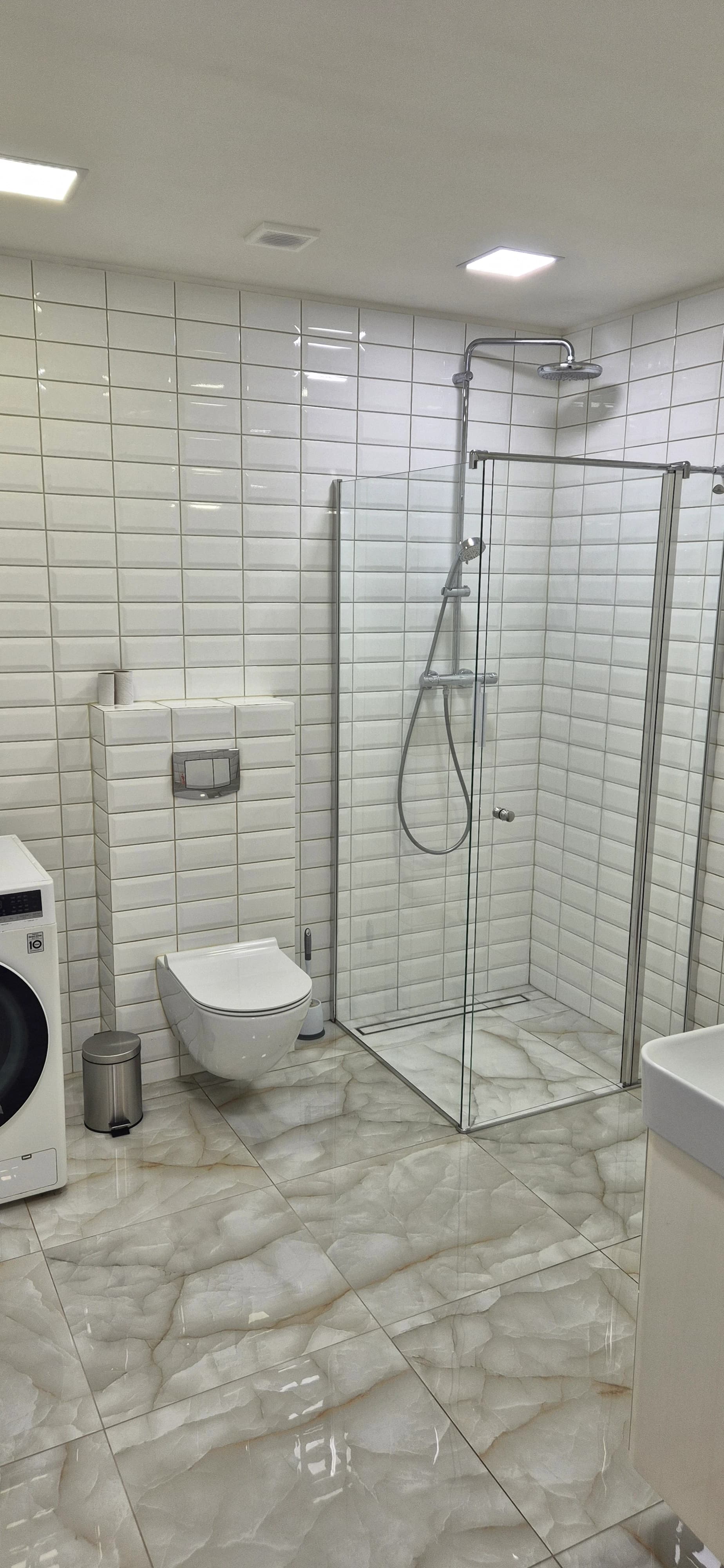 Deep apartment cleaning after renovation