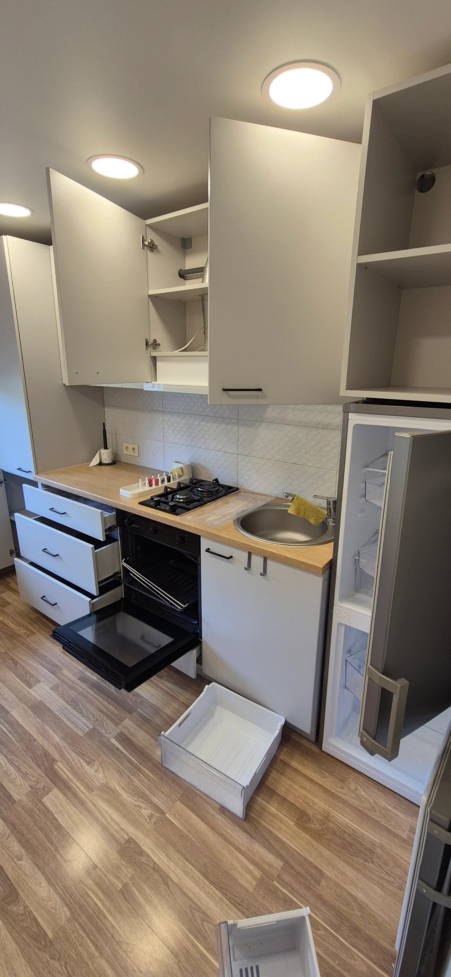 Deep apartment cleaning including windows