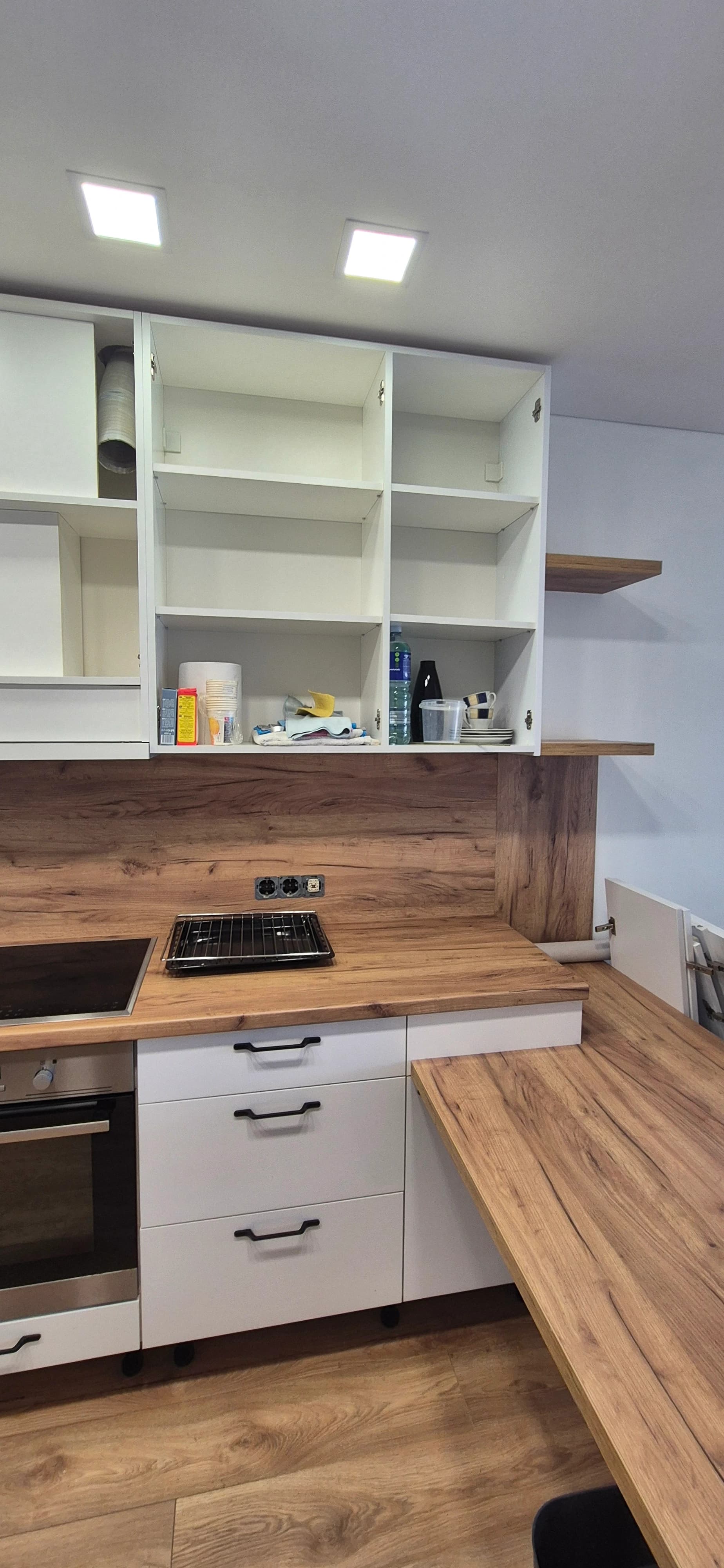 Deep apartment cleaning after renovation