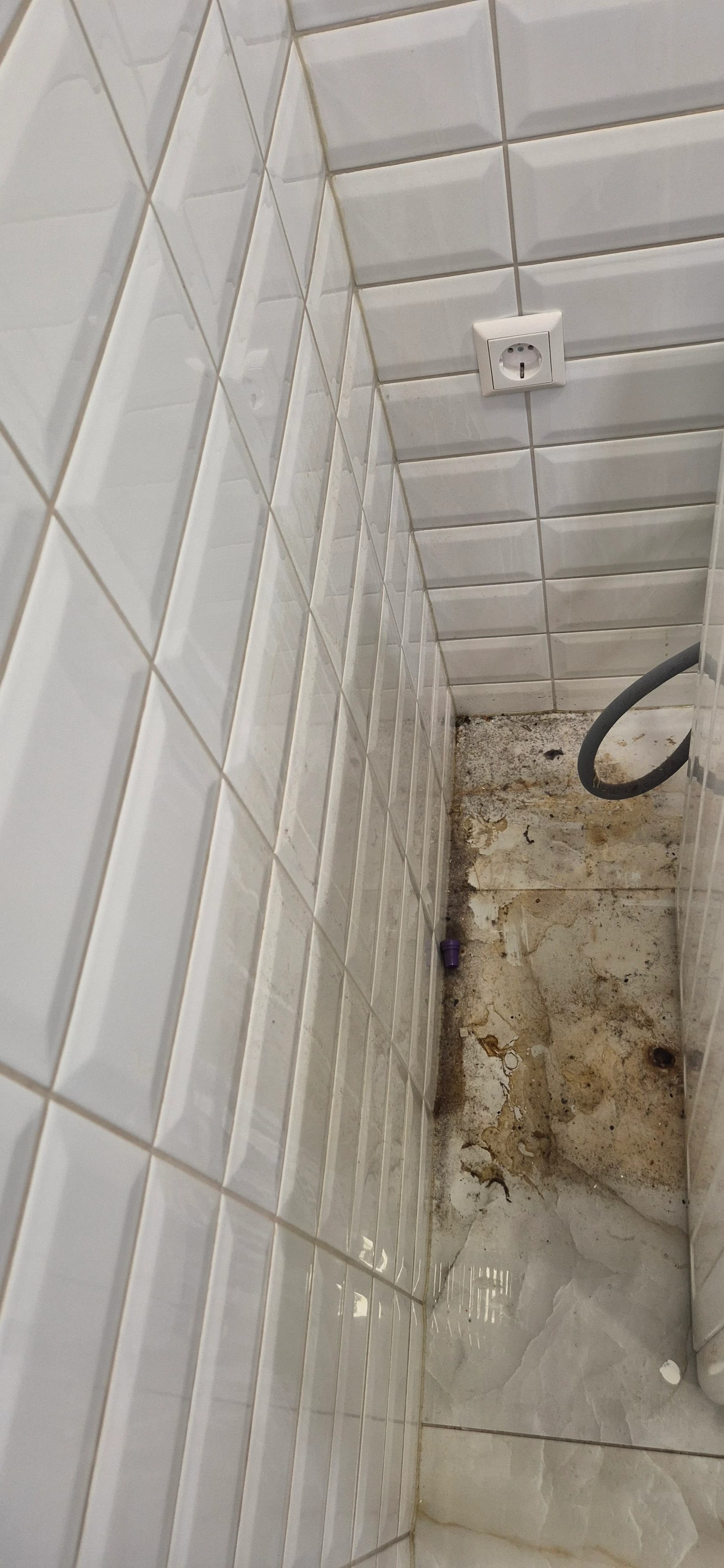 Deep apartment cleaning after renovation